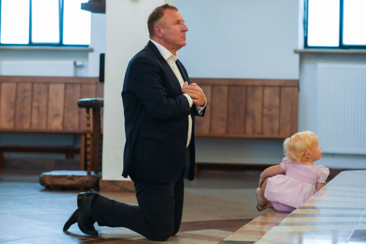 Jacek Kurski modli się w intencji zmarłej  matki
