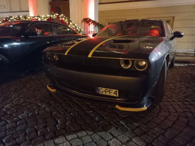 Świąteczny Zlot Amerykańskich Samochodów na Rynku w Lesznie