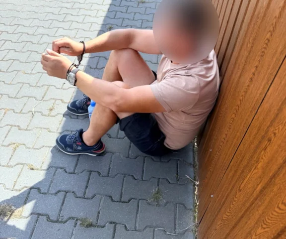 Nalot na posesję. 44-latek ukrywał samoróbkę i narkotyki