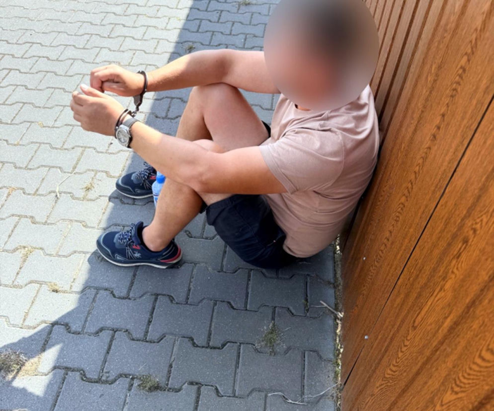Nalot na posesję w gminie Tłuszcz. 44-latek ukrywał samoróbkę i wielkie ilości narkotyków
