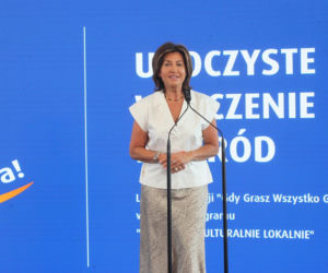 Ponad 7 mln zł dla lokalnych projektów. Na Służewcu wręczono czeki laureatom programu „Sportowo Kulturalnie Lokalnie”.