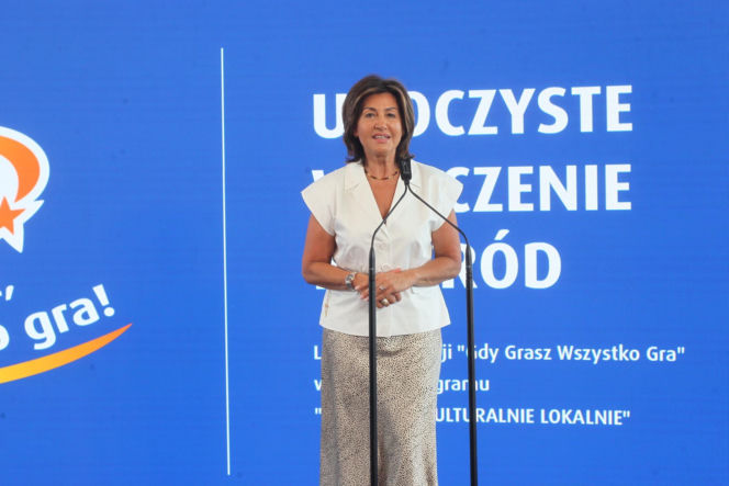 Ponad 7 mln zł dla lokalnych projektów. Na Służewcu wręczono czeki laureatom programu „Sportowo Kulturalnie Lokalnie”.