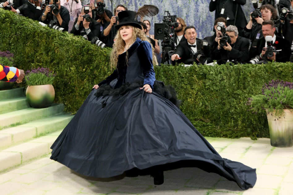 Stevie Nicks pierwszy raz w historii na Met Gali! Artystka pojawiła się w stroju z... sieciówki!