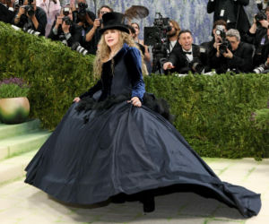 Stevie Nicks pierwszy raz w historii na Met Gali! Artystka pojawiła się w stroju z... sieciówki!