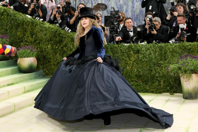 Stevie Nicks pierwszy raz w historii na Met Gali! Artystka pojawiła się w stroju z... sieciówki!