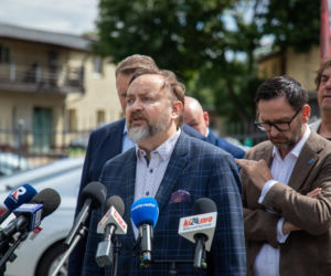 Przemysław Czarnek i Daniel Obajtek protestują przed „Solino”