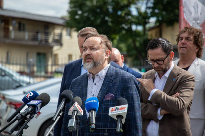 Przemysław Czarnek i Daniel Obajtek protestują przed „Solino”