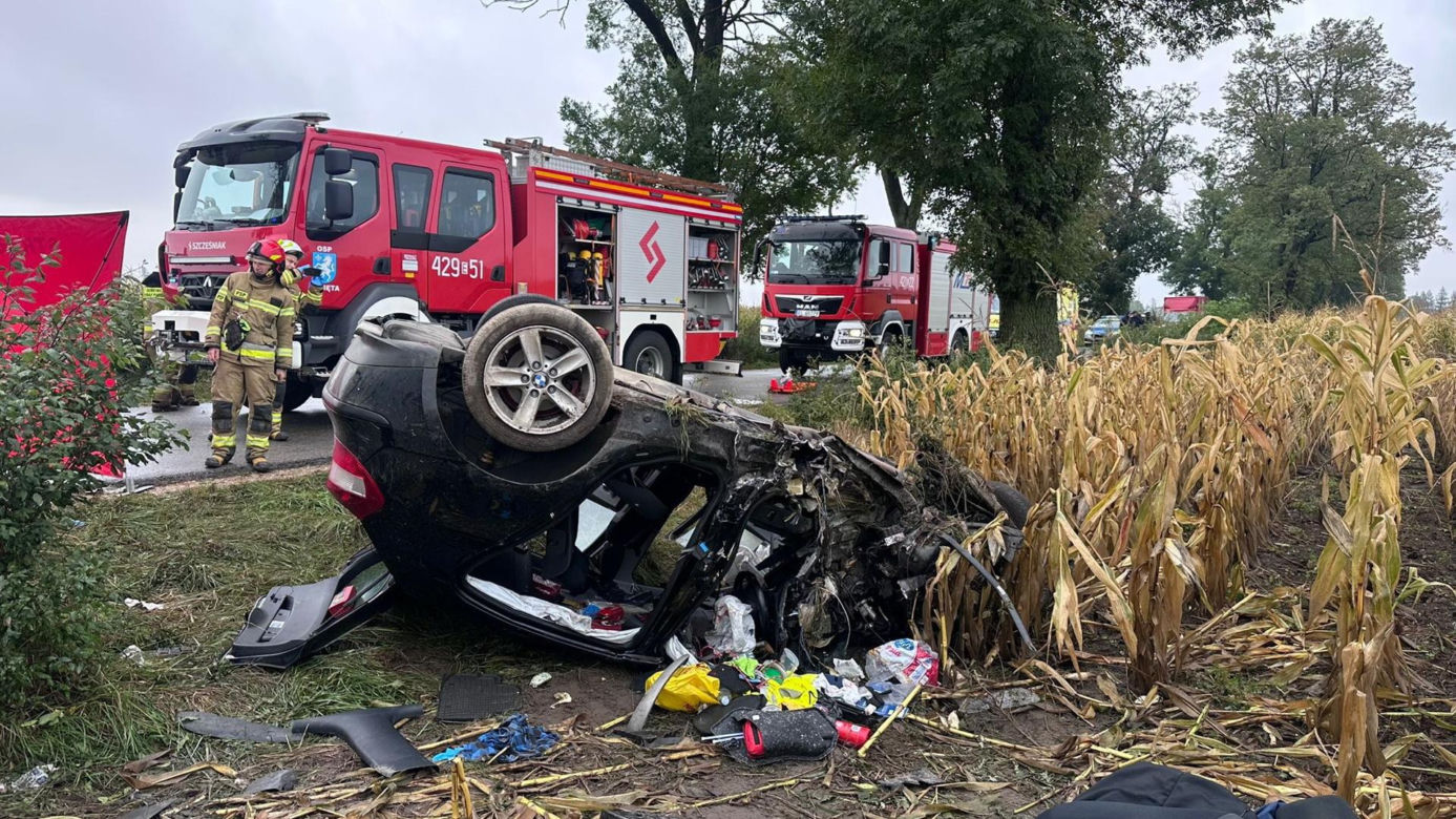 Śmiertelny wypadek pod Kutnem. Kierujący BMW dachował na prostym odcinku drogi [ZDJĘCIA]