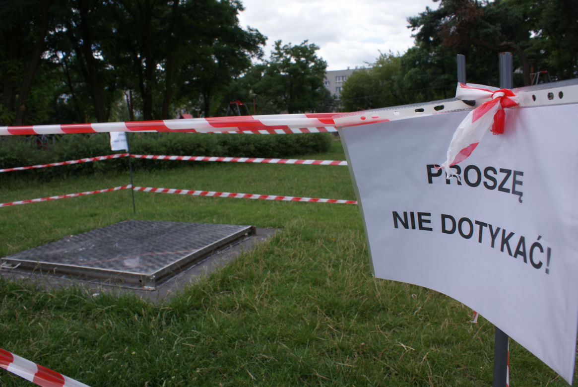 2-latka weszła na rozgrzany właz i poparzyła swoje stopki