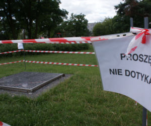 2-latka weszła na rozgrzany właz i poparzyła swoje stopki