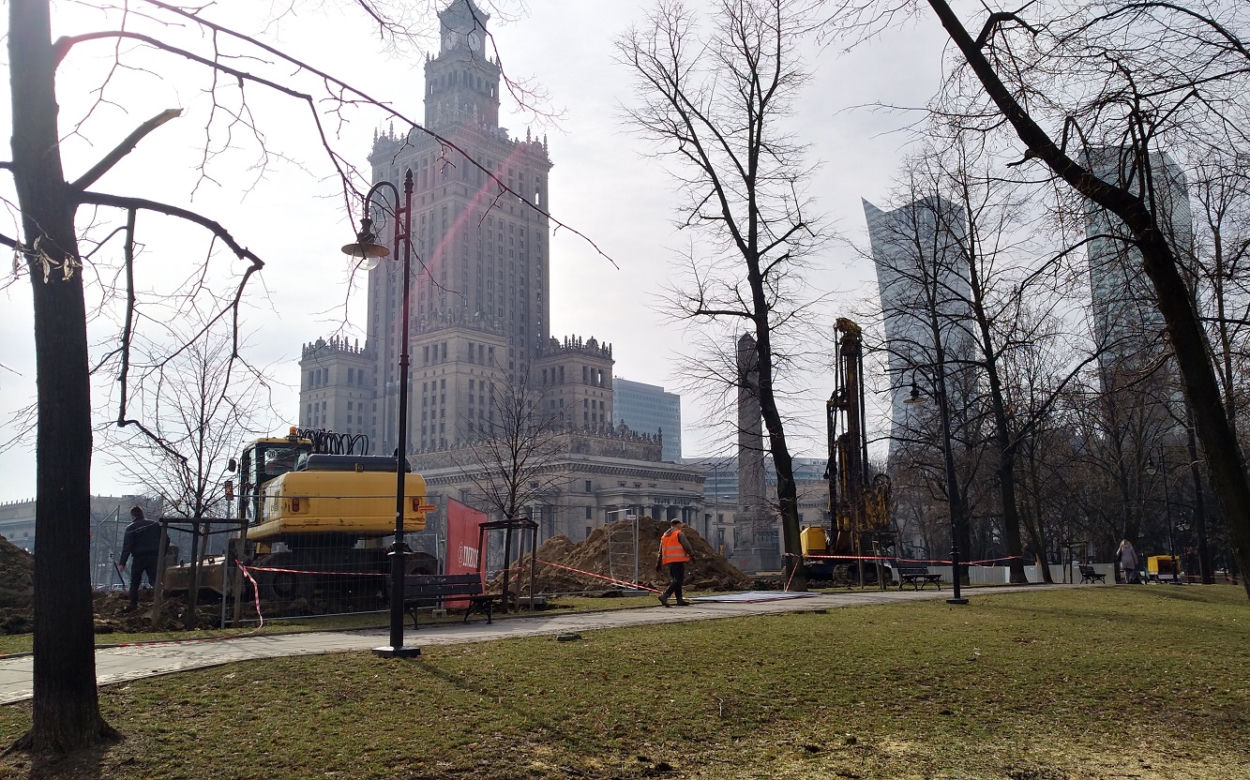 Wycinają drzewa obok Pałacu Kultury i Nauki