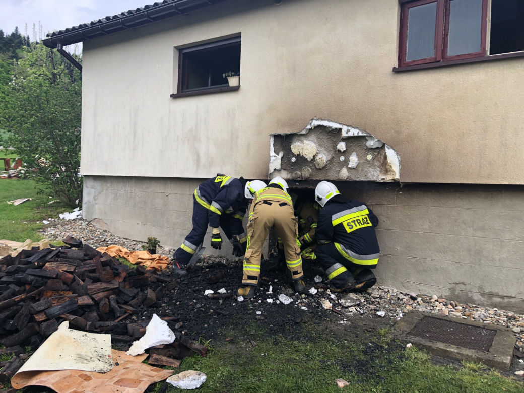 Tragiczny pożar w Ptaszkowej. Starsza kobieta została uwięziona w płonącym domu