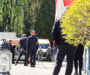 Przejmujące widoki przed kościołem. Karawany z wieńcami przyjechały na pogrzeb Łukasza Litewki