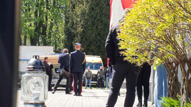 Przejmujące widoki przed kościołem. Karawany z wieńcami przyjechały na pogrzeb Łukasza Litewki