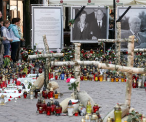 To już 10 lat od pogrzebu pary prezydenckiej Lecha i Marii Kaczyńskich. Ludzie żegnali ich kwiatami