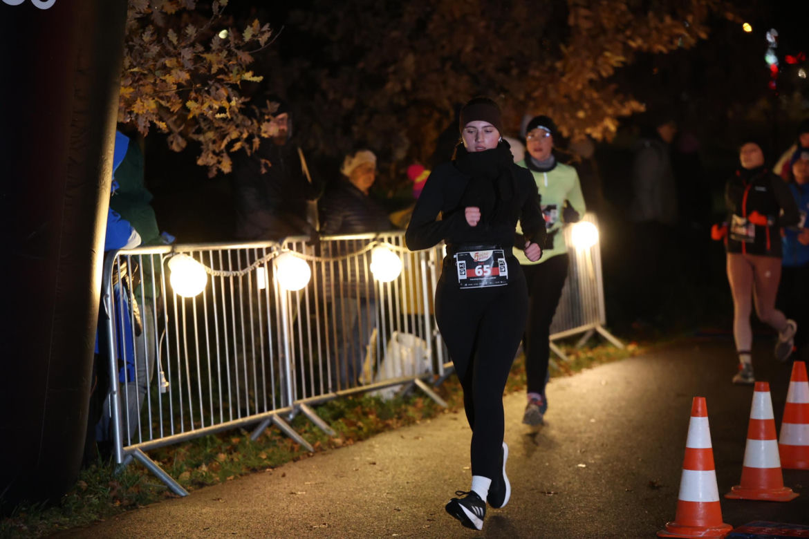 Nocna Piątka 2024. Pobiegli alejkami parku Ludowego w Lublinie