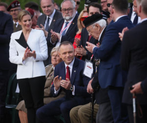 Prezydent RP Karol Nawrocki i pierwsza dama Marta Nawrocka podczas polowej mszy świętej na Polskim Cmentarzu Wojennym pod Monte Cassino