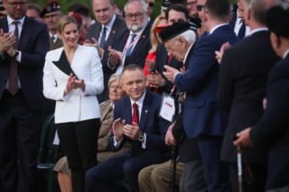 Prezydent RP Karol Nawrocki i pierwsza dama Marta Nawrocka podczas polowej mszy świętej na Polskim Cmentarzu Wojennym pod Monte Cassino