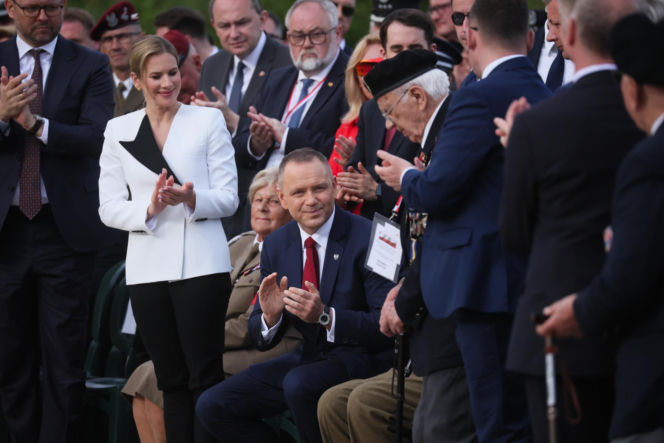 Prezydent RP Karol Nawrocki i pierwsza dama Marta Nawrocka podczas polowej mszy świętej na Polskim Cmentarzu Wojennym pod Monte Cassino