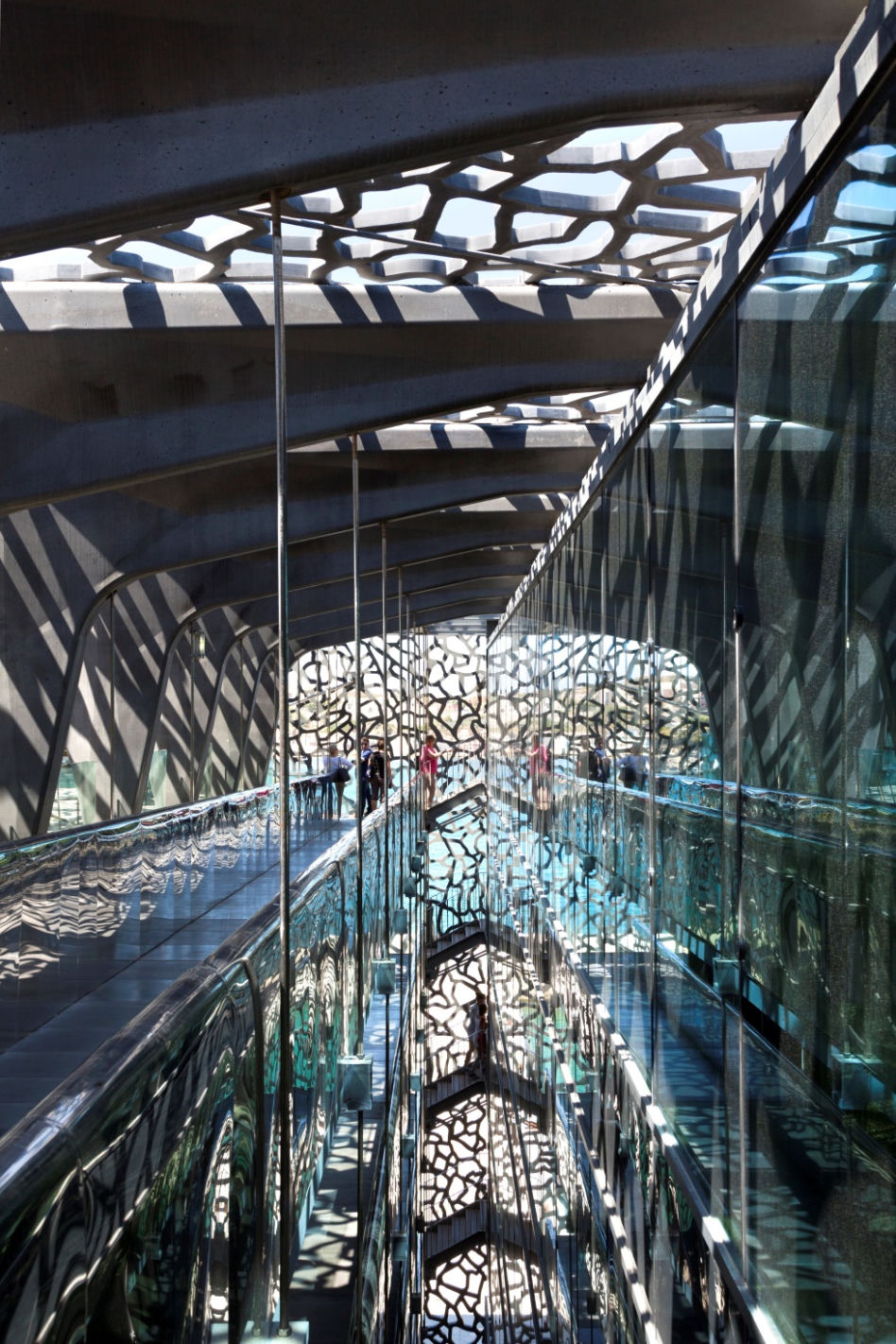 Ażurowa elewacja z prefabrykowanych betonowych płyt. Współczesna architektura Francji