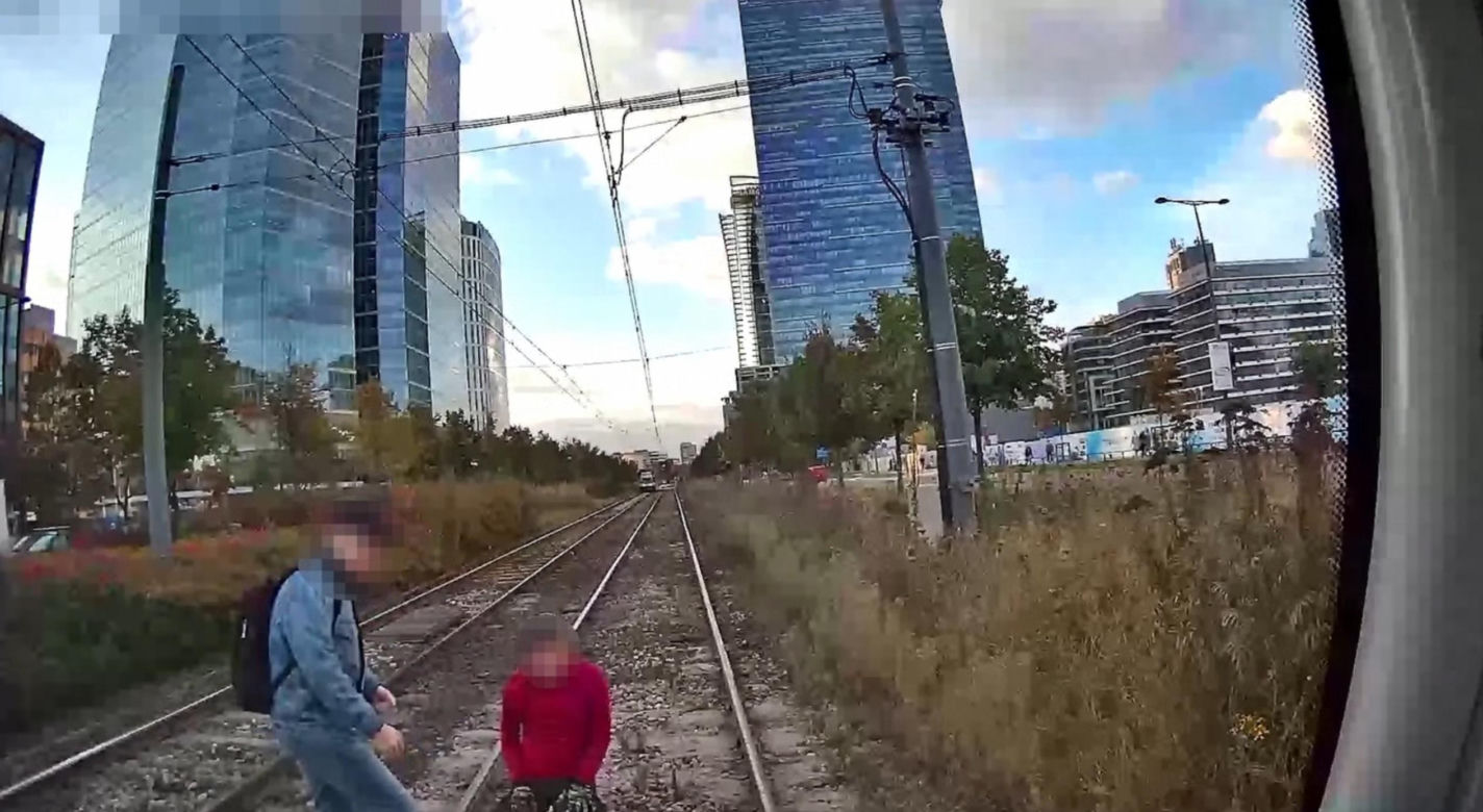Wstrząsające nagranie z tramwaju. Rowerzysta przejechał na czerwonym świetle przez pasy