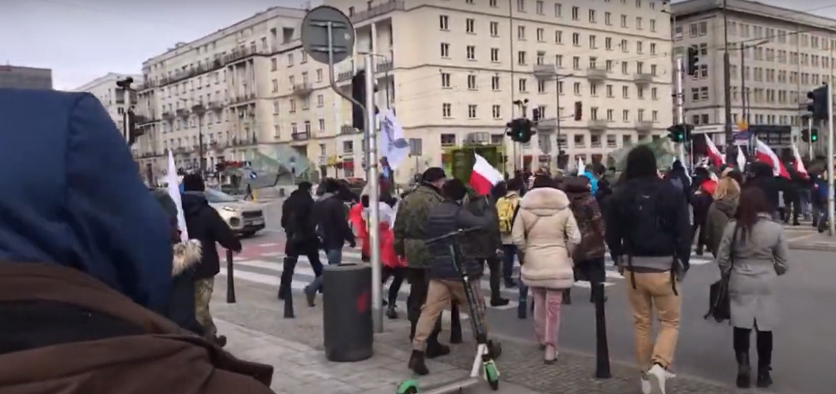 Chcieli protestować przeciwko obostrzeniom i szczepieniom. Przeszkodziła im policja
