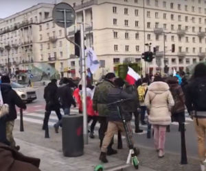Chcieli protestować przeciwko obostrzeniom i szczepieniom. Przeszkodziła im policja