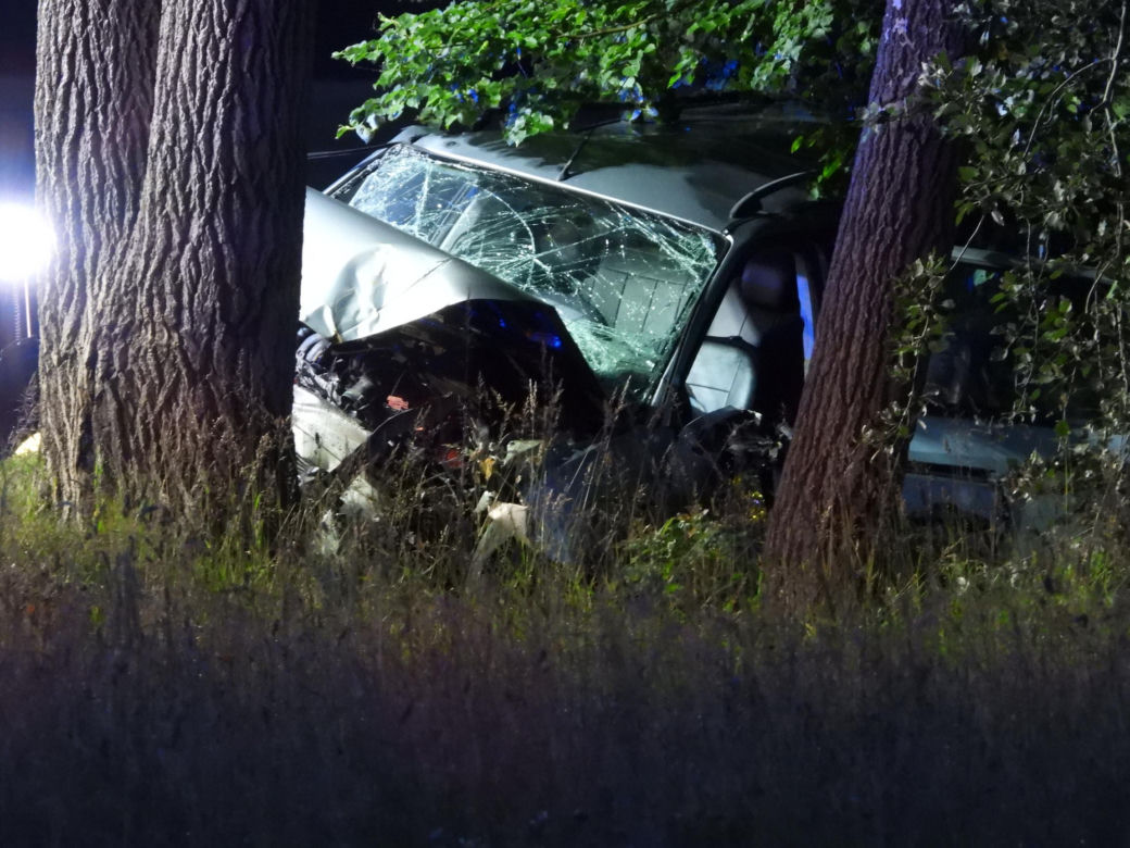Śmiertelny wypadek pod Warszawą. Ford rozbił się na drzewie