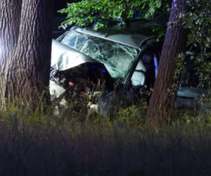 Śmiertelny wypadek pod Warszawą. Ford rozbił się na drzewie