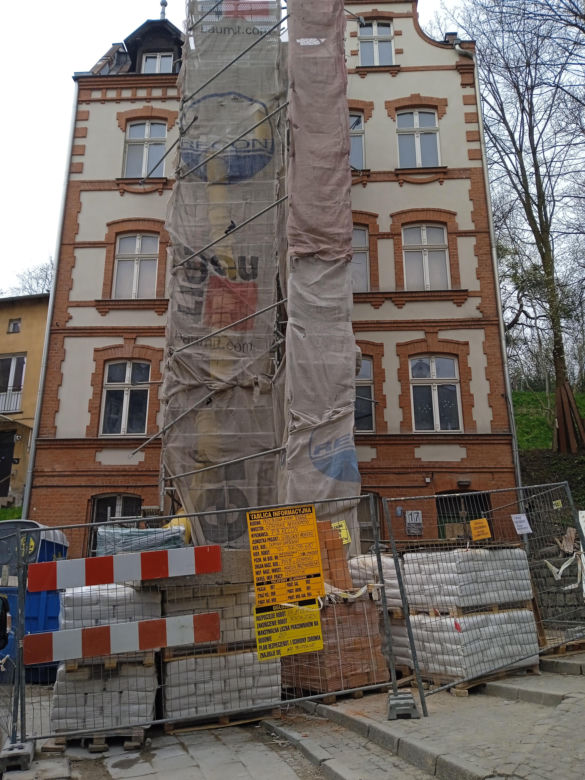 Tak zmieniła się Biskupia Górka. Zrewitalizowano kamienice. Zdjęcia przed i po 