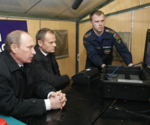 Premierzy Tusk i Putin na miejscu katastrofy 