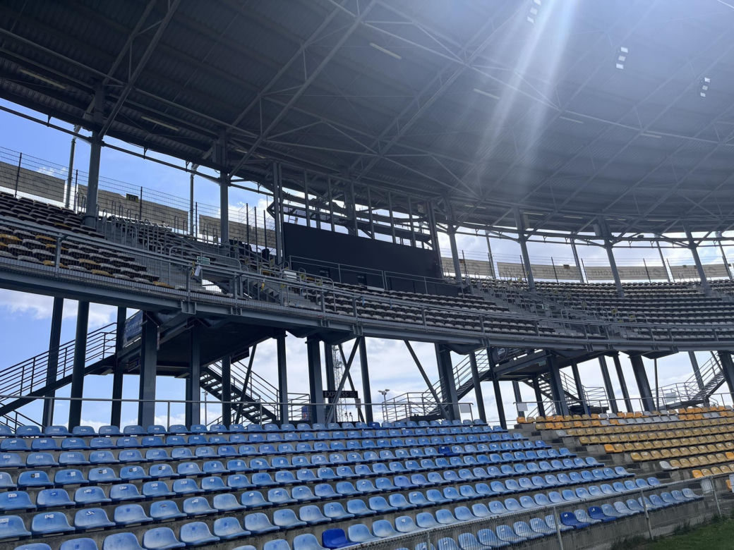 Montaż telebimów na stadionie żużlowym w Gorzowie
