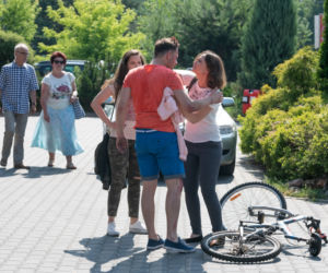 Na Wspólnej odc. 2953. Joanna Berg (Anna Cieślak), rowerzysta (Tomasz Nosiński), Kasia (Julia Chatys)