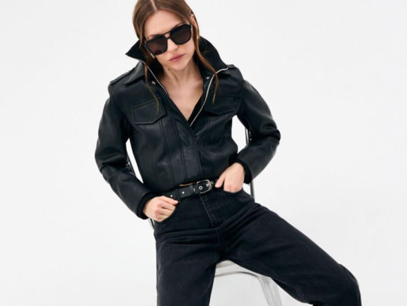 Stylizacje Total Black – jak łączyć czarne jeansy damskie z innymi czarnymi teksturami