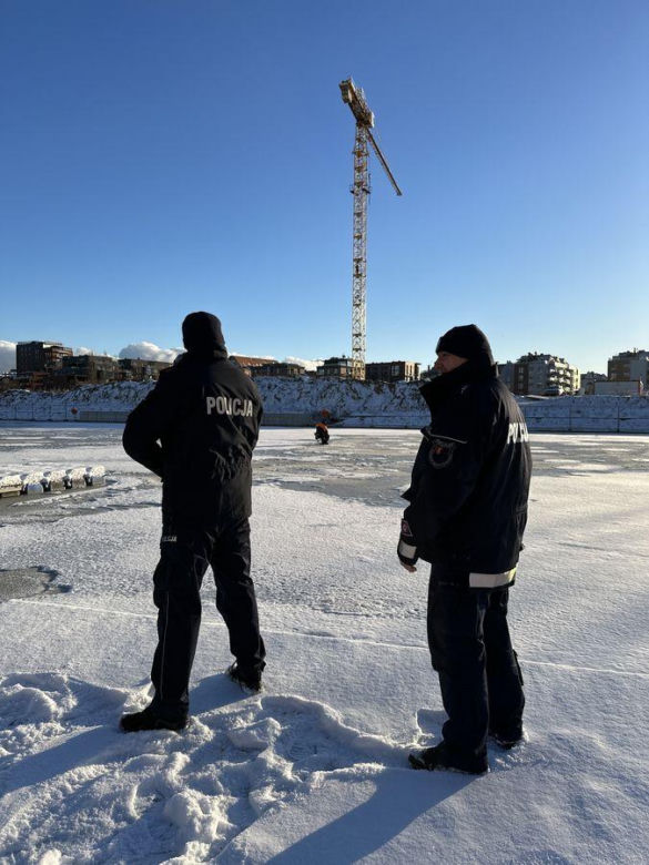 Policjanci ostrzegają przed wchodzeniem na zamarznięte akweny