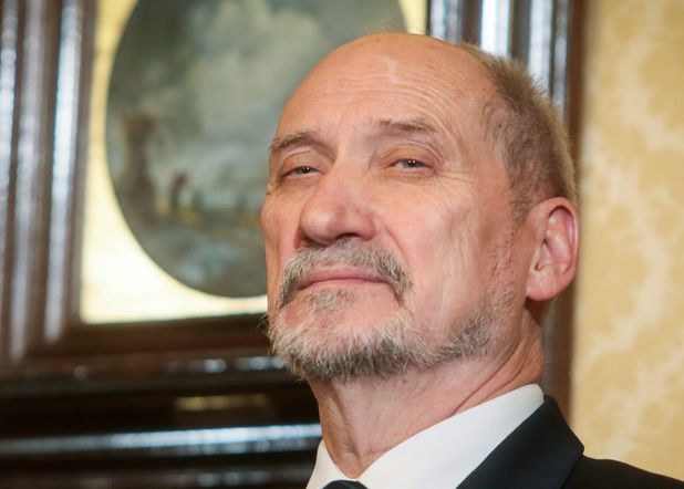 Macierewicz uderza po eksplozji na torach. „Na czyje zlecenie Polskę niszczycie?”