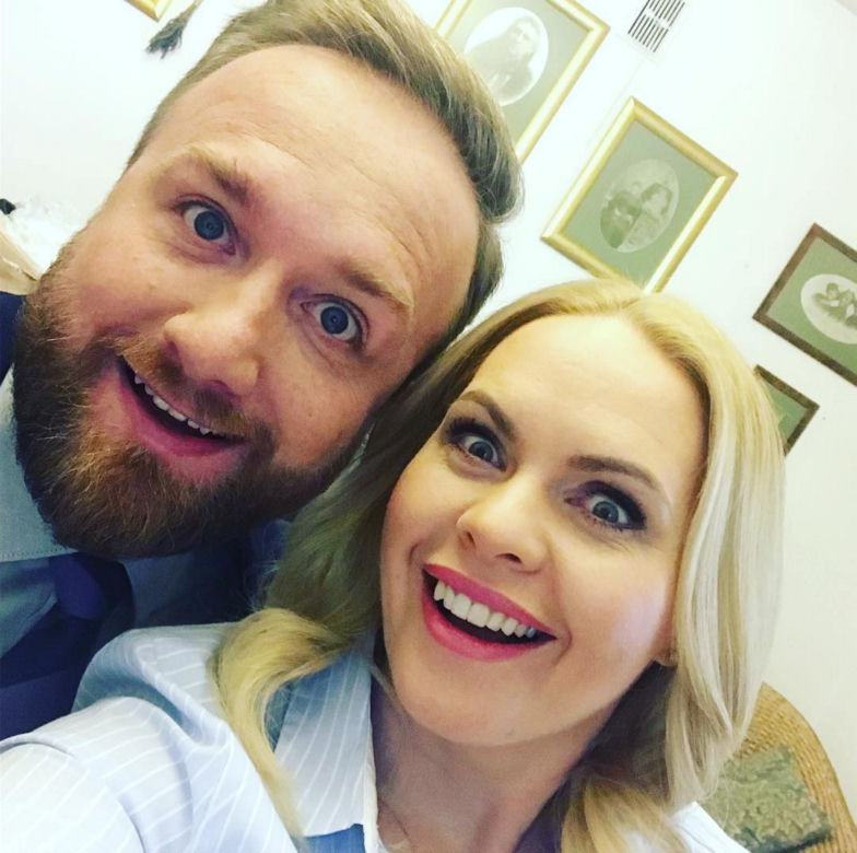 Bartek Kasprzykowski z kobietami 