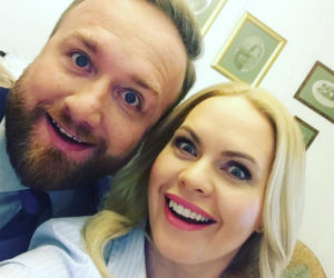 Bartek Kasprzykowski z kobietami 