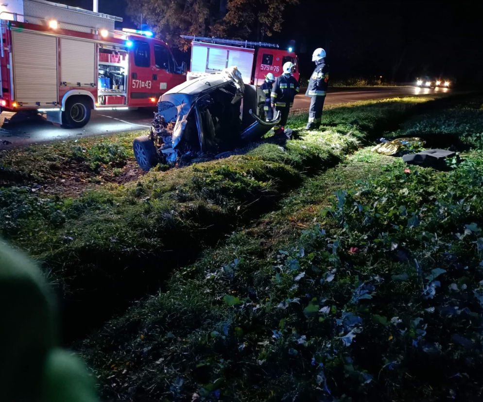Kozolin. ZMASAKROWANE auto! Dwie osoby NIE ŻYJĄ! Ciężko ranny 18-latek w Płocku! [ZDJĘCIA]