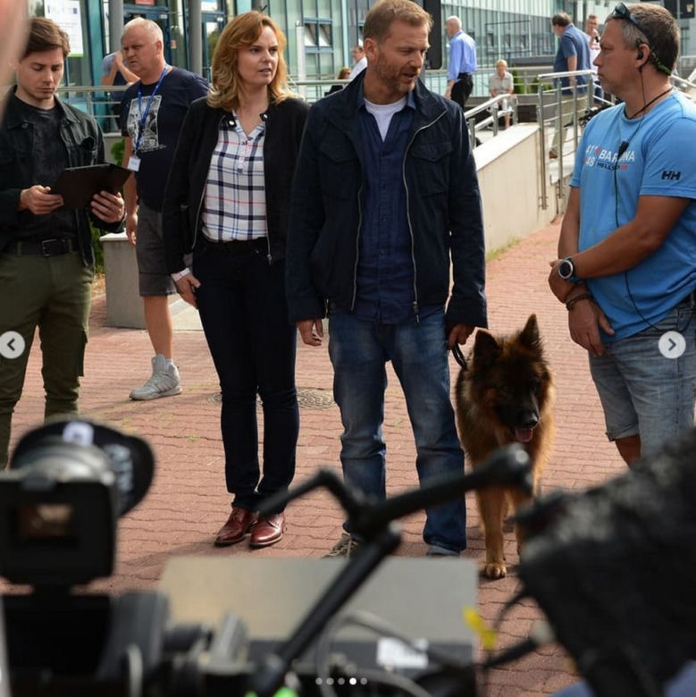 Komisarz Alex. Krystian Wieczorek (Piotr Górski), Beata Fido (Marta Grabska) na planie