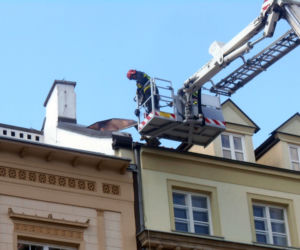 Niebezpieczna blacha na Krakowskim Przedmieściu