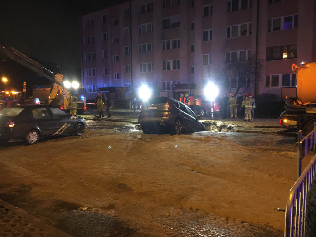 Poważna awaria w bydgoskim Fordonie. Ulica zapadła się pod samochodami!