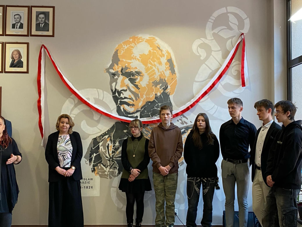 Uczniowie ZSP nr 1 stworzyli mural na ścianach szkoły. Grafika przedstawia patrona placówki