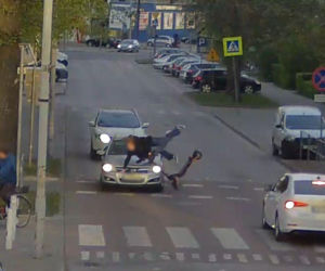 Łuków: Nastolatki jadące hulajnogą elektryczną uderzyły w samochód