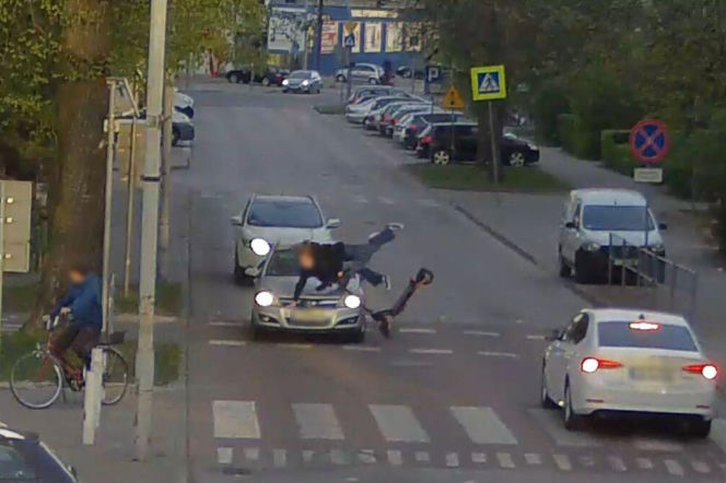 Nastolatki na hulajnodze uderzyły w samochód