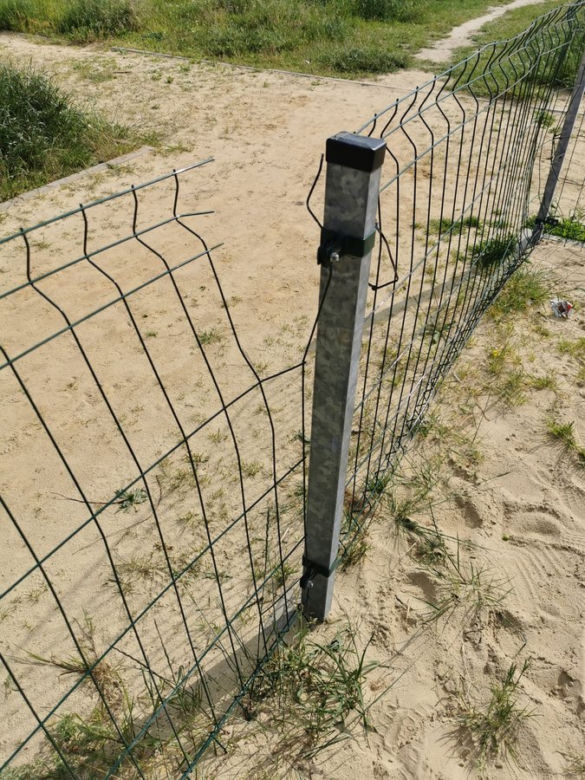 Grasowali po placach zabaw w Lesznie. Przy jednym zniszczyli ogrodzenie, na drugim huśtawkę