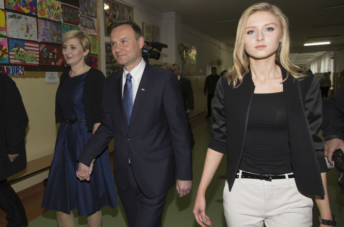 Andrzej Duda głosuje z rodziną