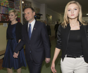 Andrzej Duda głosuje z rodziną