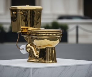 Złoty sedes dla Trumpa. Kto naprawdę stoi za tym kiczowatym „darem”?