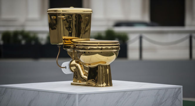 Złoty sedes dla Trumpa. Kto naprawdę stoi za tym kiczowatym „darem”?